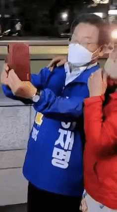 [영상] 이재명, 뽀뽀 당할 뻔…간신히 피했다