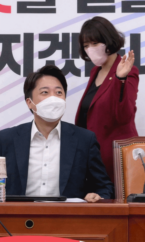[영상] 악수 거부한 이준석…민망한 배현진 '어깨 툭'
