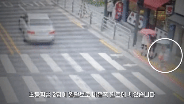 [영상] 건널목에서 초등생 '쿵'… 우회전시 일시정지 의무 안지켜