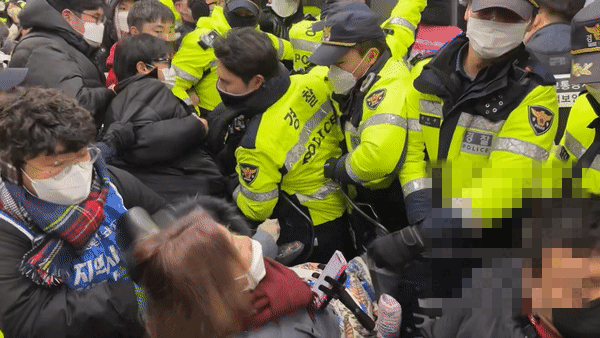 전장연 vs 서울교통공사·경찰, 9시간 넘게 대치… 