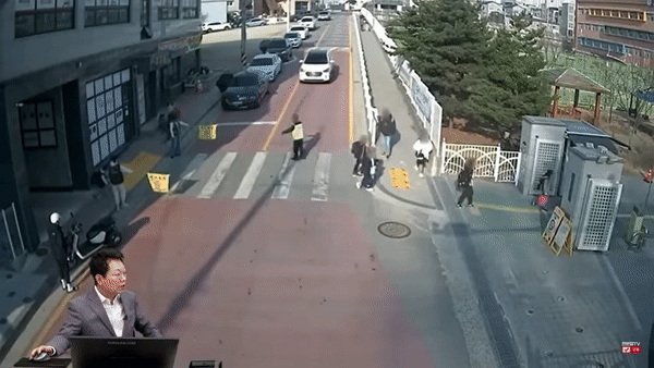[영상] 학교 앞 중앙선 넘어 돌진한 차량… 결국 범칙금·벌점 받아