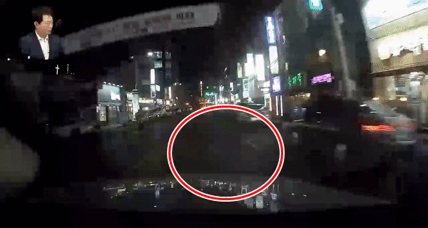 [영상] 아이 안고 무단횡단하다니… 누리꾼들 
