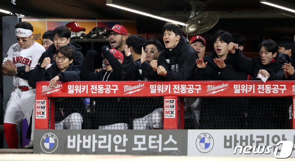 [사진] SSG, KS 2차전 승리 - 동행미디어 시대