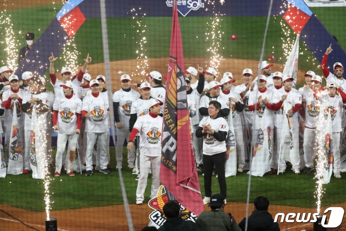 [사진] 통합 우승 자축하는 SSG - 동행미디어 시대