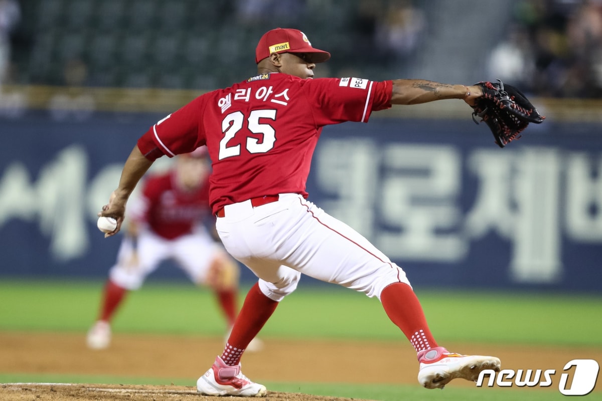 [사진] SSG 선발 엘리아스 '두산 잡는다' - 동행미디어 시대