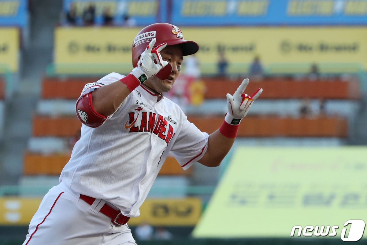 [사진] SSG 최주환 '홈런이야' - 동행미디어 시대
