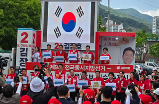 구미 출정식 무대 선 이철우 "보수 결집으로 압도적 승리 확신"