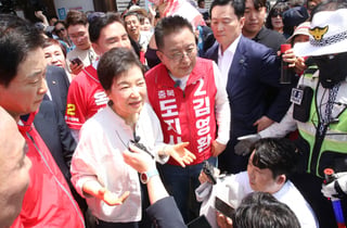 박근혜 전 대통령, 고 육영수 여사 옥천 생가 방문…국힘 후보 지원