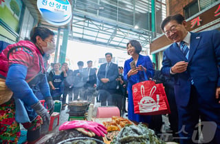 [사설]전·현직 대통령의 우려되는 선거 행보