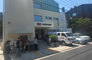 [르포]"자녀교육 위해 함께 왔어요"…사전투표 둘째날 지속된 발걸음