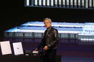주가 들썩이는 '젠슨 황' 파워…실시간 동선 추적 사이트도 등장