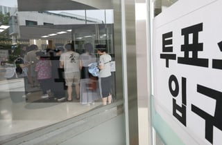 용지 훼손·배부 실수·고성 항의까지...선거일 투표소에서 일어난 일들