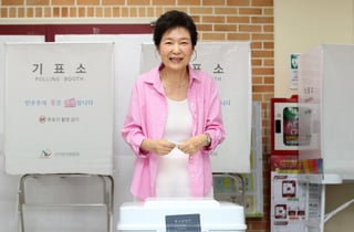 '분홍 셔츠' 박근혜·'보라색 넥타이' 이명박…"반드시 참여" 투표 독려