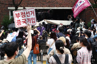 잠실 투표소 대치 '사흘째', 시위대 1400명까지…선거 사무원 병원 이송