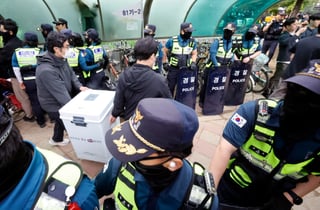 경찰, '투표용지 부족' 잠실7동 투표소 투표함 반출 완료