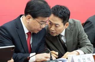 울컥한 송언석, 전격 사퇴…국힘 차기 원내대표에 '한동훈 복당' 달렸다