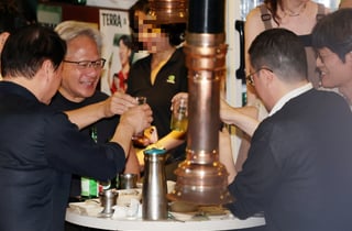 홍대 불금 보낸 젠슨 황과 형님들…'삼소'에 치맥까지 즐겼다(종합)