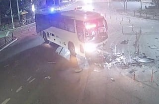 음주단속 피하다 버스 들이받아…20대 운전자, 결국 사망