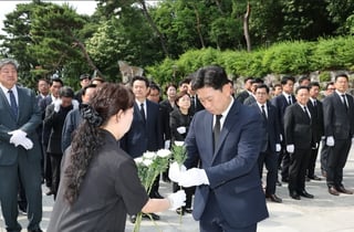 [동정] 박용선 포항시장 당선인, 현충일 충혼탑 참배
