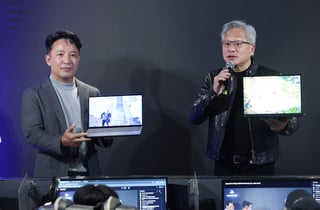 젠슨 황, 장병규·김택진과 PC방 회동…친필 'RTX 5090' 선물