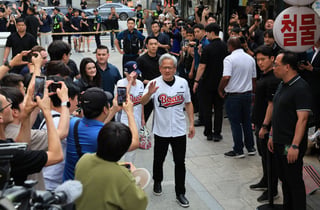시구 마친 젠슨 황, 최태원과 삼성동서 '깐부치킨 회동' 시작