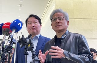 최태원·젠슨 황, 깐부 동맹 'AI 팩토리'로 확대…차세대 메모리 공동개발(종합)