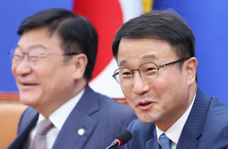 웃으며 악수한 한병도-정점식…민주당·국힘, 법사위원장 배분 '기싸움'