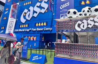 [현장]"카스!" 외치자 축제가…강남 월드컵 팝업 가보니