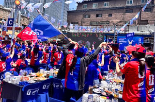 [현장]"골!" 터지자 맥주잔 파도…축구 덕후 성지된 '카스 뷰잉펍'