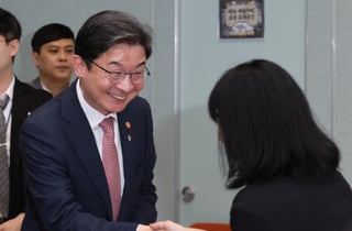 출근길 성수동에 뜬 금융위원장…청년미래적금 신청 첫날 직접 홍보
