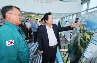 강기윤 창원시장 당선인, 신항·웅동1지구 등 현안사업장 점검