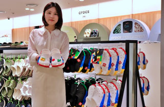 [시대포토] 광주신세계, 크록스x레고 콜라보 상품 선보여