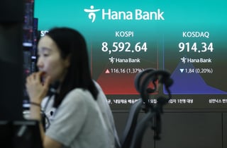 [티타임]삼전닉스 동반 약세, 코스피 8380선…외국인 1.7조 매도