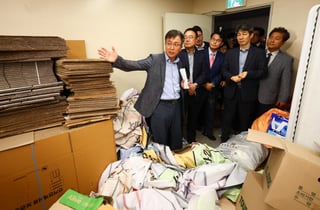 국조특위, 송파 핸드볼경기장 진입…시위대 봉쇄 27일만