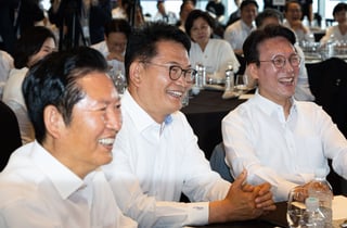 나란히 앉아 환하게 웃은 김민석·정청래·송영길…민주당 워크샵 현장은