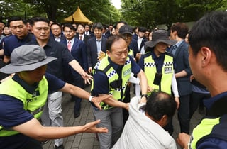 경찰 밀치고 아수라장…'국조특위 조사 방해' 60대 구속영장 신청
