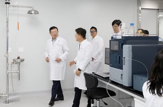 신동빈 회장, 롯데바이오 송도 1공장 점검…신유열 실장 동행