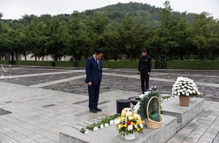 봉하 찾은 정청래 "노무현 키즈 자랑스러워, 검찰개혁 완수할 것"