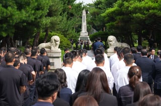 정근식, 배재고 방문단과 5·18민주묘지 참배…"교육적 회복 전개"