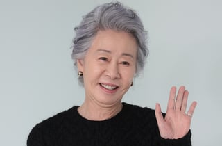 '성난 사람들' 윤여정, 에미상 조연상 후보…오스카 이어 새 기록 쓸까