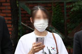'투표소 봉쇄' 30대 여성, 경찰 출석…"대가 필요하면 치를 것"