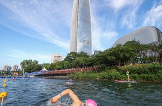 1000명 몰린 롯데 아쿠아슬론…철인도 석촌호수에 '엄지척'