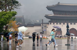 [오늘 날씨]전국 곳곳 소나기 속 체감 35도 '찜통더위'에 열대야