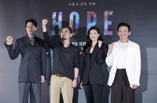 나홍진 '호프', 개봉 첫날부터 33만명 동원…올해 최고 오프닝 스코어