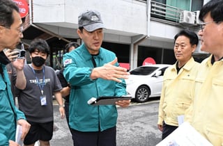 '청록색 민방위복' 오세훈 "집중호우로 지반 약해져…위험 놓치지 말라"