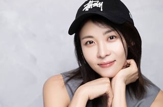 '홈런' 하지원, MLB 팬웨이 파크 시구 출격…한국배우 최초