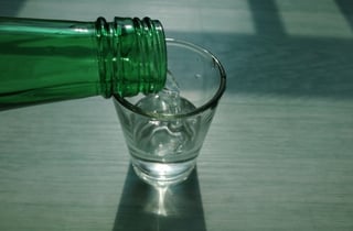 소주잔 내려놓는 소리에 격분…17세 알바생에 잔 던진 50대 '집유'