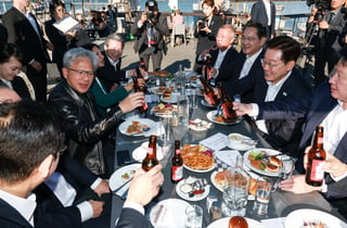 이 대통령, 젠슨 황·이재용 등과 샌프란서 '피시앤칩스+맥주' 회동