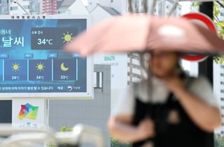 [내일 날씨] 찜통더위 속 곳곳 비…대구 37도·서울 31도