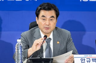 '개혁의 무게' 짊어진 안규백 장관... 임기 2년차 과제 산적